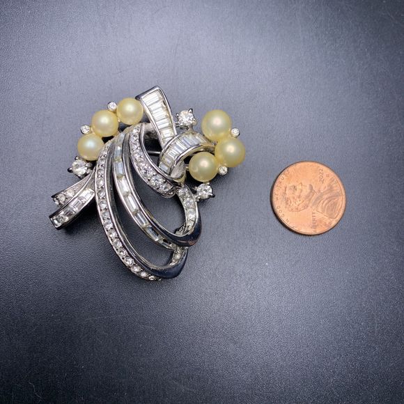 Pennino Brooch Pin Faux Pearl Baguette Clear Rhinestone Channel Set Vintage - Picture 3 of 7